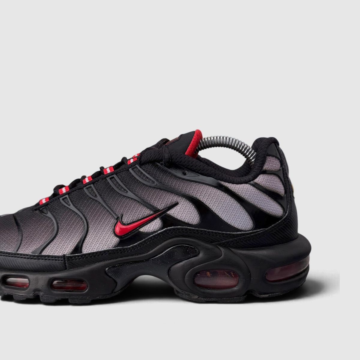 Nike Air Max Plus Black Gradient, buty sportowe męskie w bardzo dobrym stanie rozmiar 43, boczny profil, lewa strona