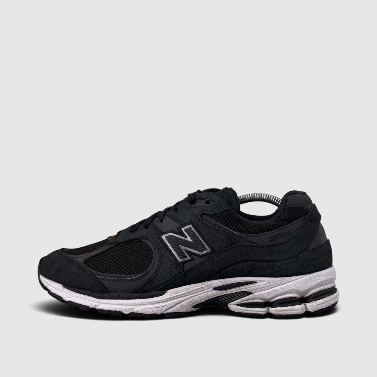 New Balance 2002R, buty sportowe męskie w bardzo dobrym stanie rozmiar 44, boczny profil, lewa strona