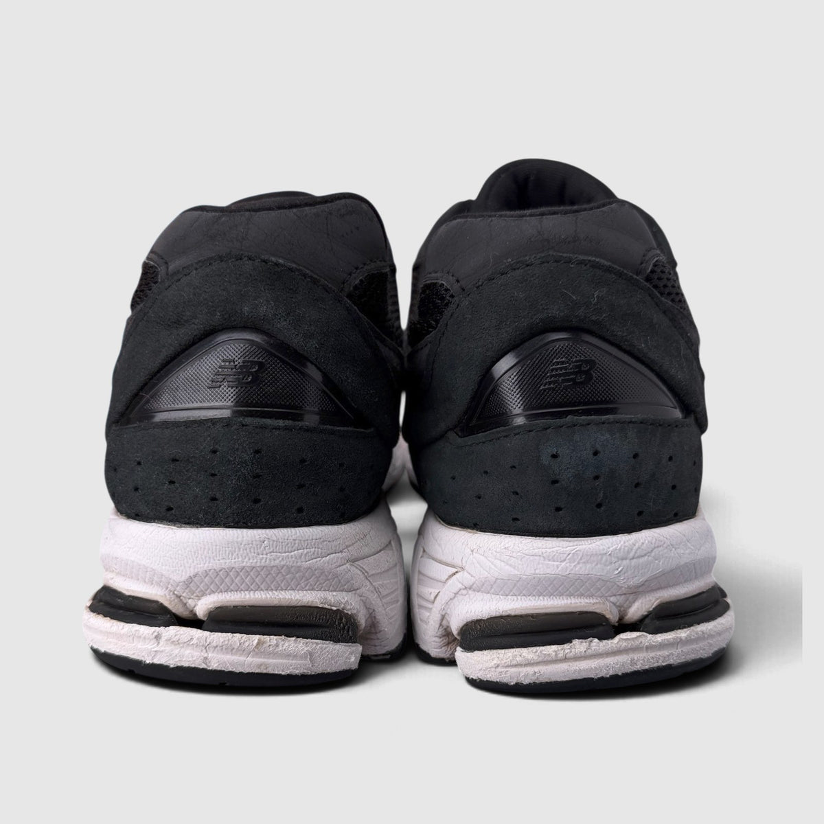 New Balance 2002R, buty sportowe męskie w bardzo dobrym stanie rozmiar 44, widok z tyłu