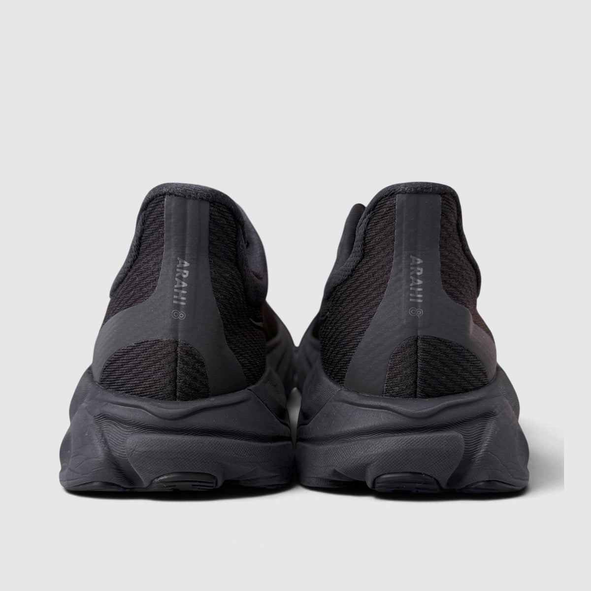 Hoka Arahi 8 Wide, buty sportowe męskie w bardzo dobrym stanie rozmiar 44, widok z tyłu