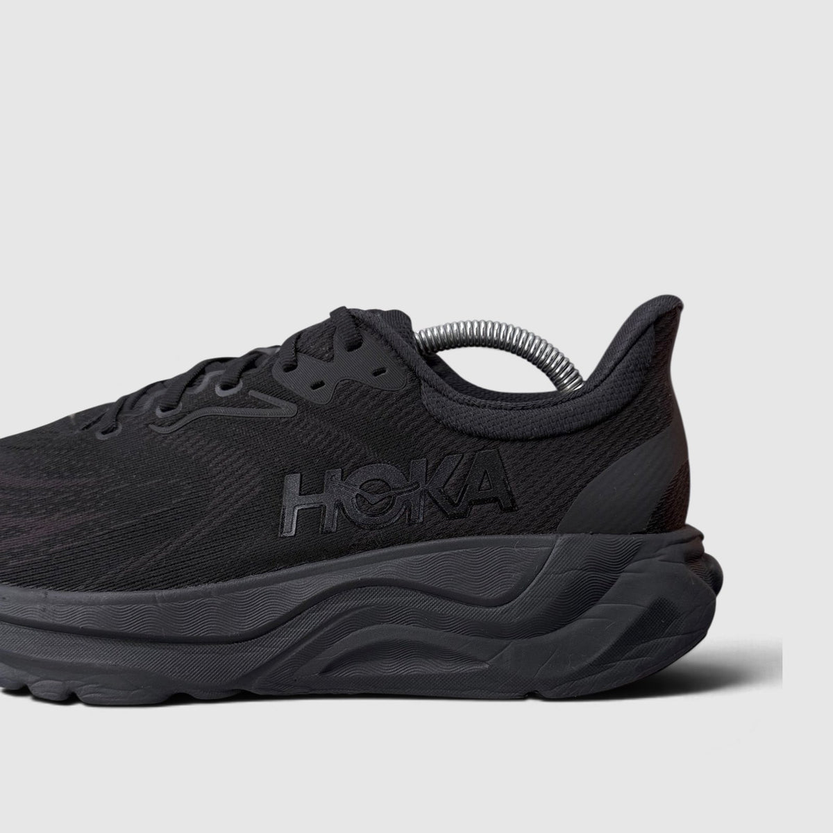 Hoka Arahi 8 Wide, buty sportowe męskie w bardzo dobrym stanie rozmiar 44, boczny profil, lewa strona