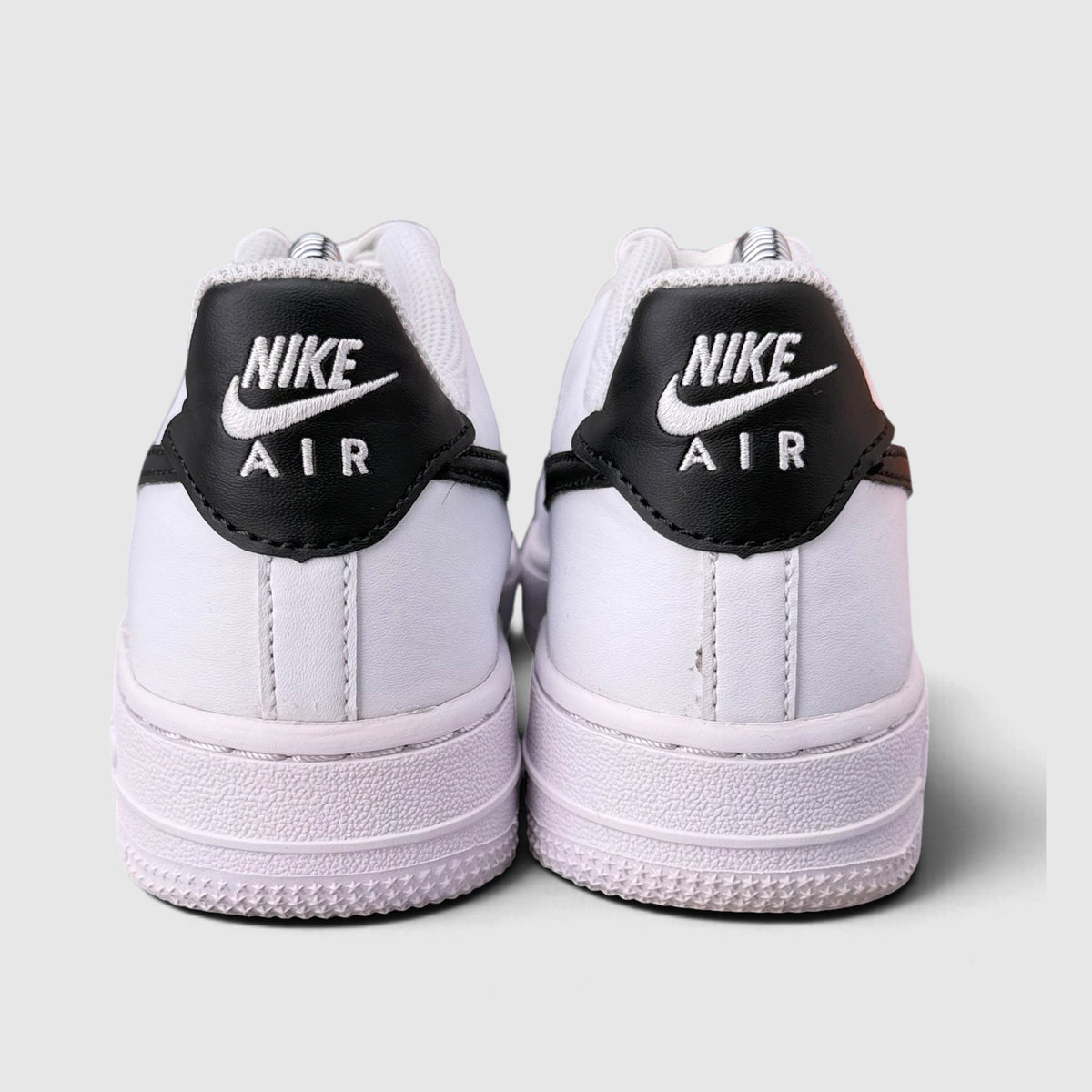 Nike Air Force 1 Low, buty sportowe damskie w bardzo dobrym stanie rozmiar 36.5, widok z tyłu