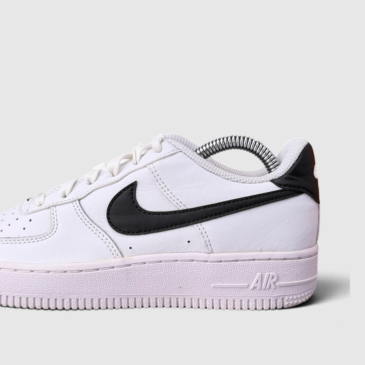 Nike Air Force 1 Low, buty sportowe damskie w bardzo dobrym stanie rozmiar 36.5, boczny profil, lewa strona