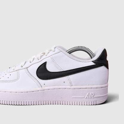Nike Air Force 1 Low, buty sportowe damskie w bardzo dobrym stanie rozmiar 36.5, boczny profil, lewa strona