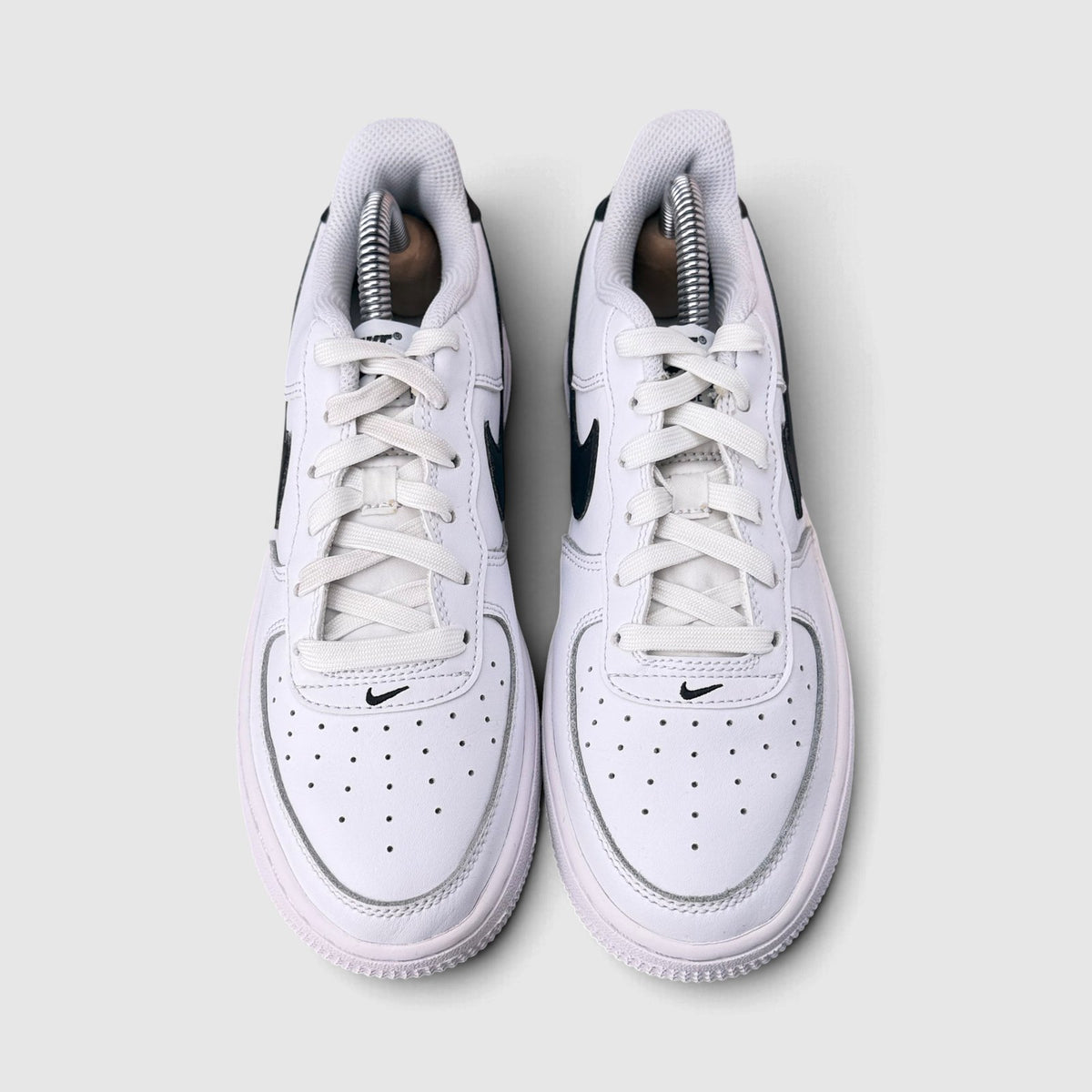 Nike Air Force 1 Low, buty sportowe damskie w bardzo dobrym stanie rozmiar 36.5, widok z przodu