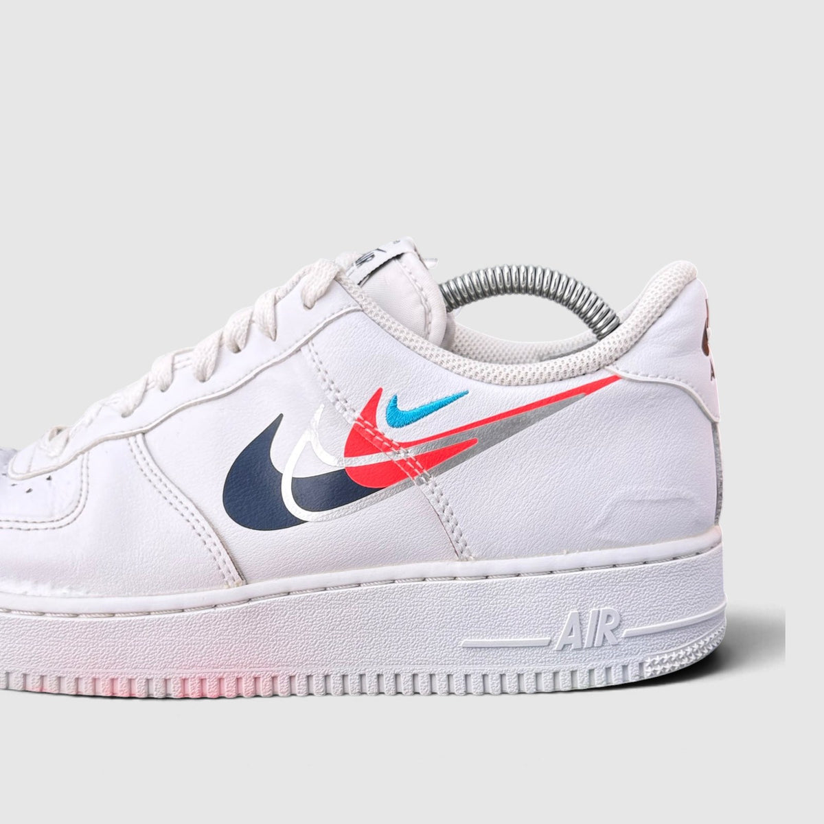 Nike Air Force 1 Low Quadruple Swoosh, buty sportowe męskie w bardzo dobrym stanie rozmiar 42.5, boczny profil, lewa strona