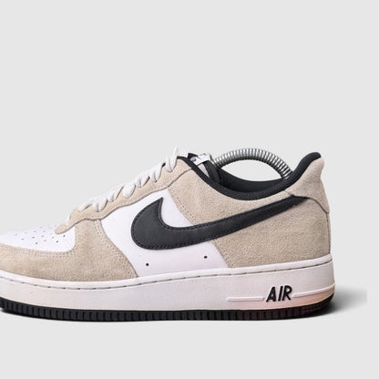 Nike Air Force 1 Low '07 LV8 SK8 White/Black, buty sportowe męskie w bardzo dobrym stanie rozmiar 42, boczny profil, prawa strona