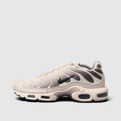 Nike Air Max Plus Light Orewood Brown, buty sportowe męskie w bardzo dobrym stanie rozmiar 45, boczny profil, prawa strona