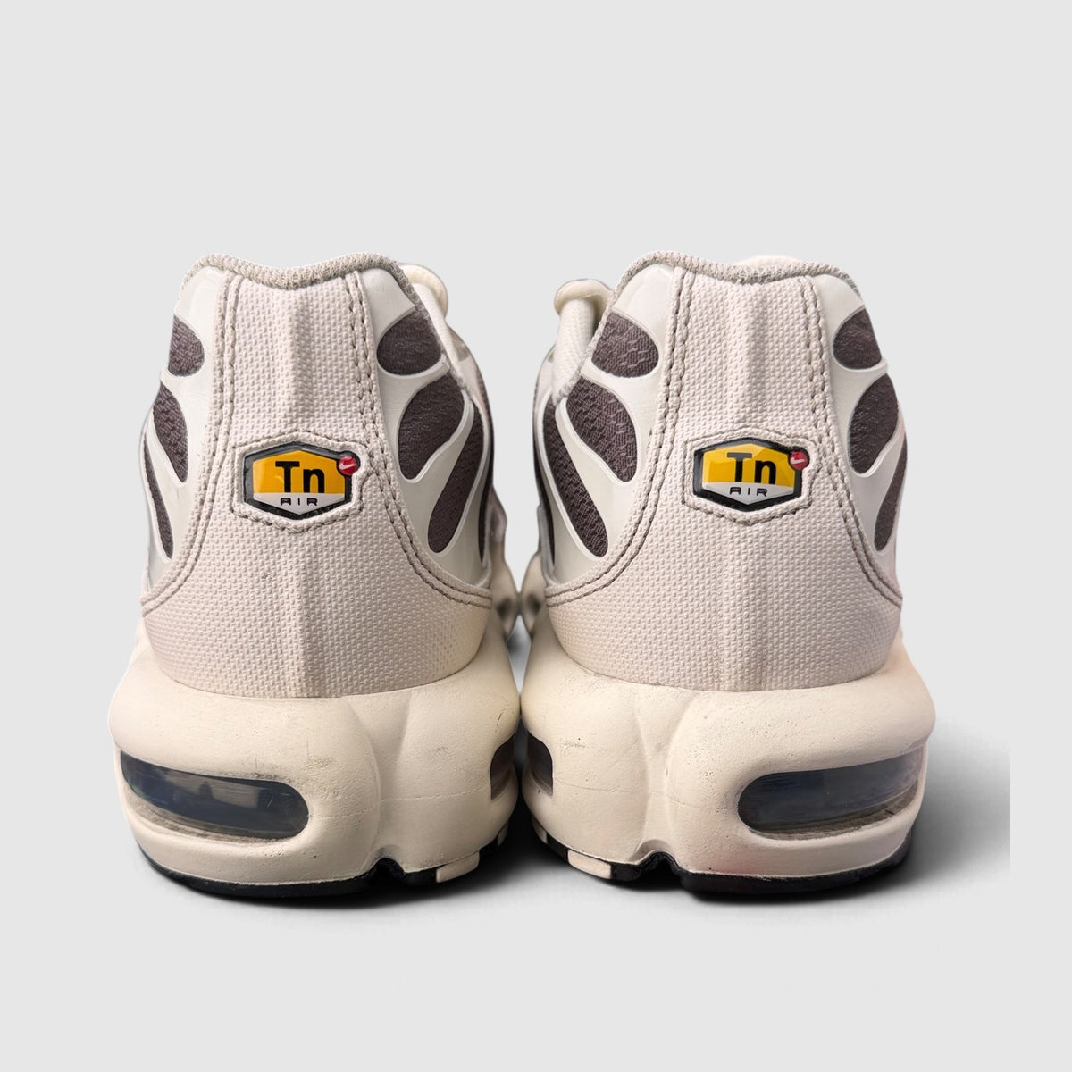 Nike Air Max Plus Light Orewood Brown, buty sportowe męskie w bardzo dobrym stanie rozmiar 45, widok z tyłu