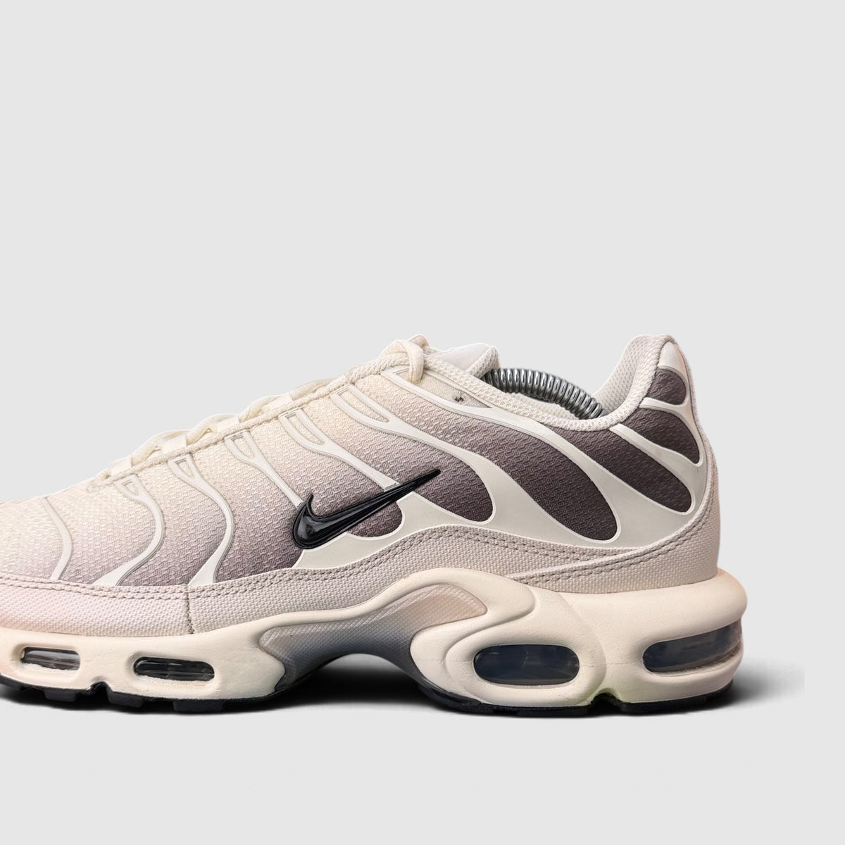 Nike Air Max Plus Light Orewood Brown, buty sportowe męskie w bardzo dobrym stanie rozmiar 45, boczny profil, lewa strona