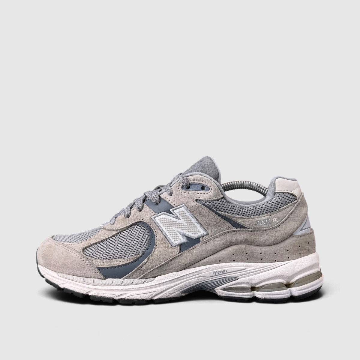 New Balance 2002R, buty sportowe męskie w bardzo dobrym stanie rozmiar 42.5, boczny profil, lewa strona