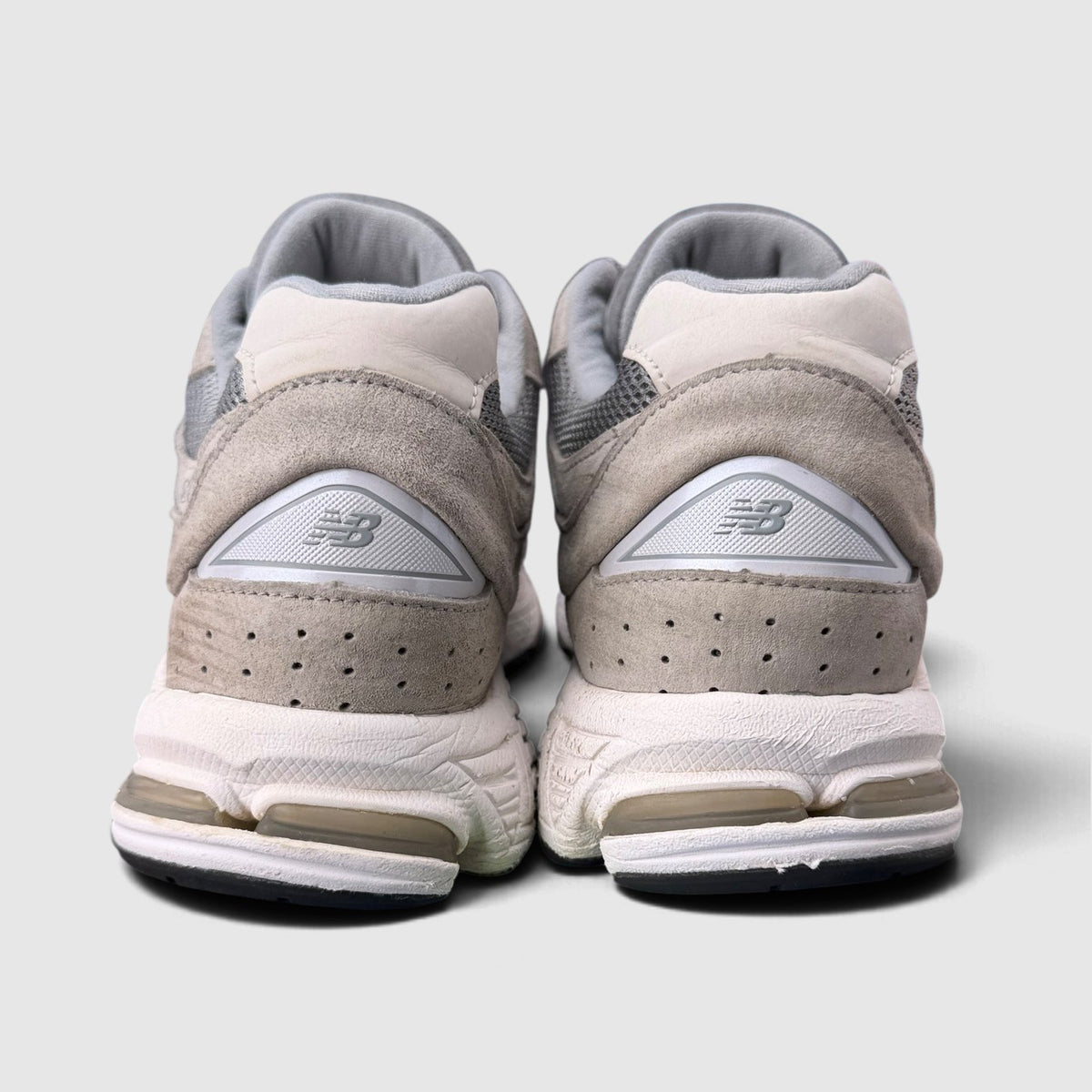 New Balance 2002R, buty sportowe męskie w bardzo dobrym stanie rozmiar 42.5, widok z tyłu