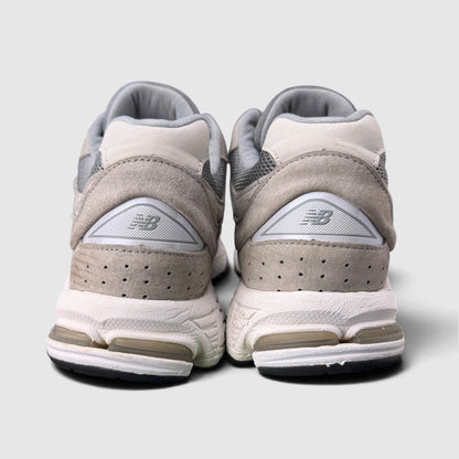 New Balance 2002R, buty sportowe męskie w bardzo dobrym stanie rozmiar 42.5, widok z tyłu