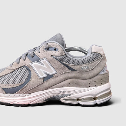 New Balance 2002R, buty sportowe męskie w bardzo dobrym stanie rozmiar 42.5, boczny profil, lewa strona