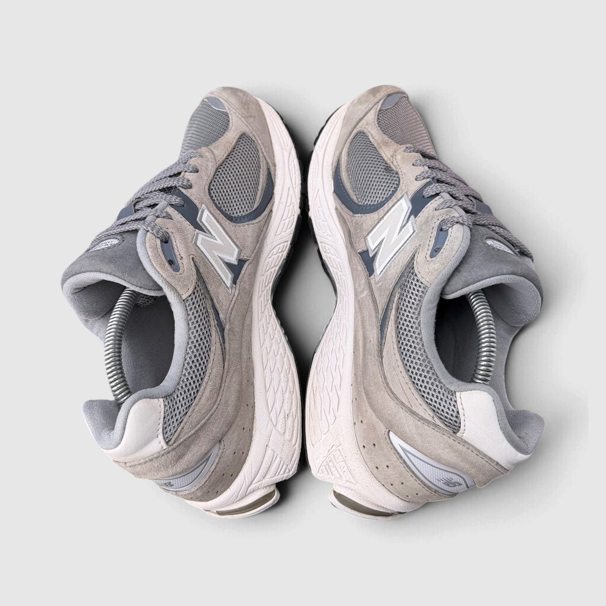 New Balance 2002R, buty sportowe męskie w bardzo dobrym stanie rozmiar 42.5, widok z góry