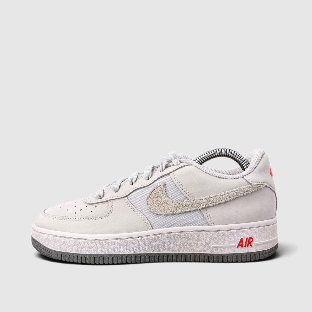 Nike Air Force 1 Low, buty sportowe damskie w bardzo dobrym stanie rozmiar 36.5, boczny profil, lewa strona