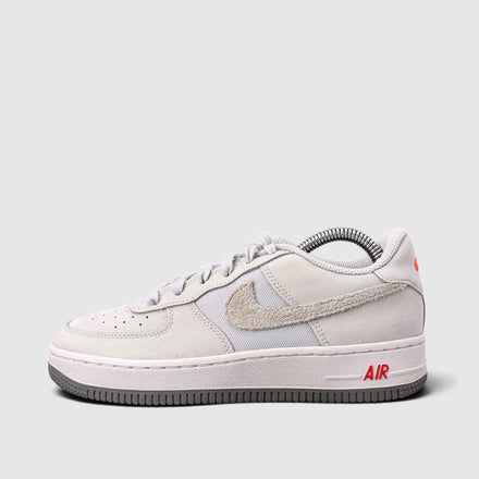 Nike Air Force 1 Low, buty sportowe damskie w bardzo dobrym stanie rozmiar 36.5, boczny profil, lewa strona