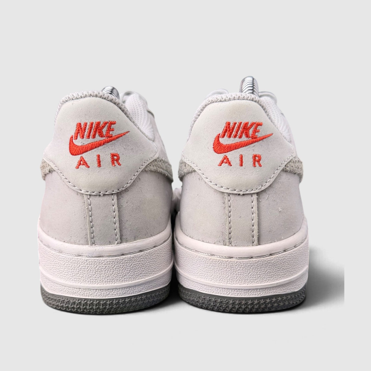 Nike Air Force 1 Low, buty sportowe damskie w bardzo dobrym stanie rozmiar 36.5, widok z tyłu