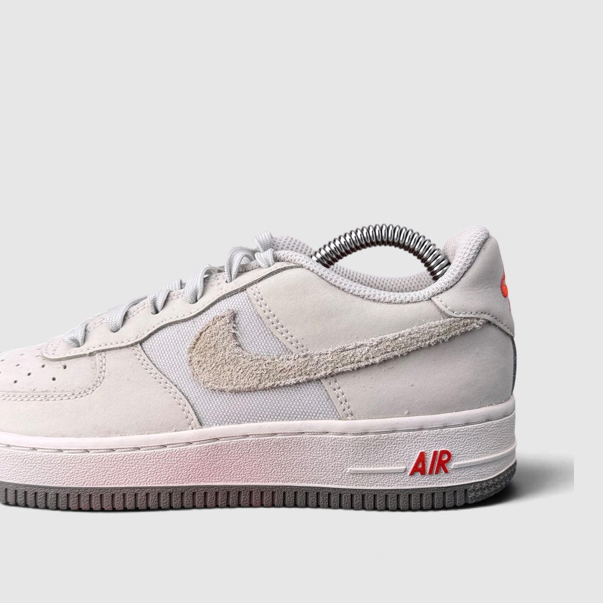 Nike Air Force 1 Low, buty sportowe damskie w bardzo dobrym stanie rozmiar 36.5, boczny profil, prawa strona