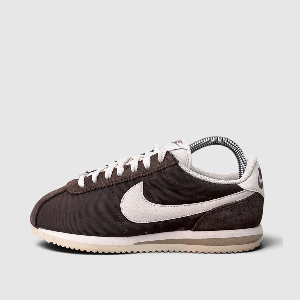 Nike Classic Cortez Baroque Brown, buty sportowe damskie w bardzo dobrym stanie rozmiar 35, boczny profil, lewa strona