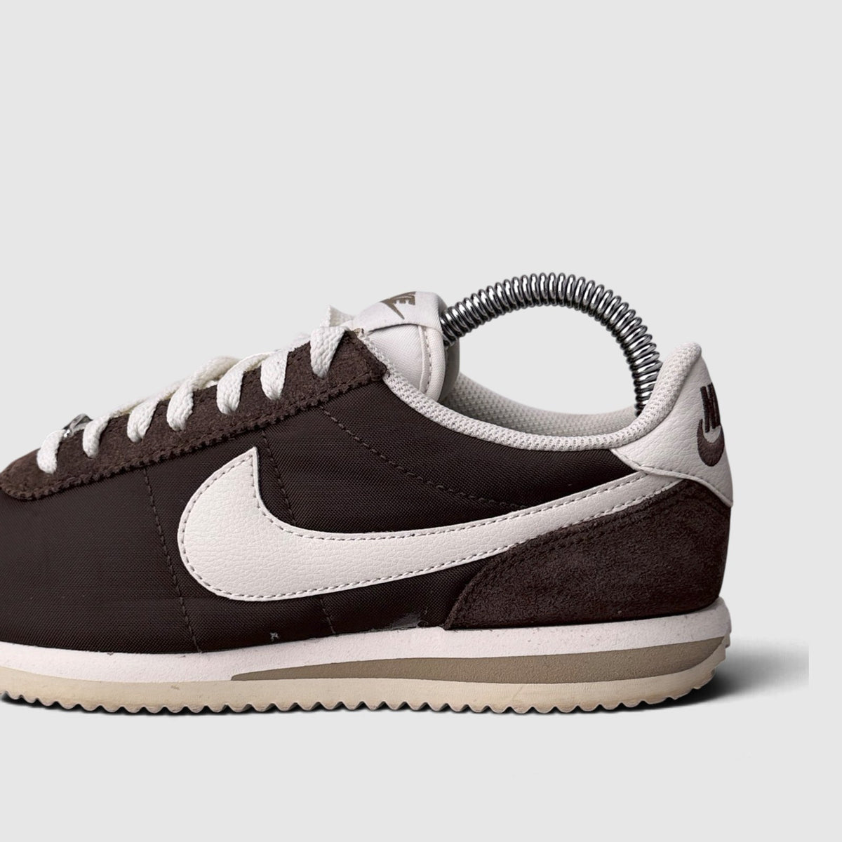 Nike Classic Cortez Baroque Brown, buty sportowe damskie w bardzo dobrym stanie rozmiar 35, boczny profil, lewa strona