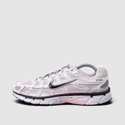 Nike P-6000 White Metallic Silver Black, buty sportowe męskie w bardzo dobrym stanie rozmiar 43, boczny profil, lewa strona