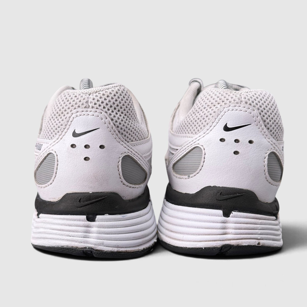 Nike P-6000 White Metallic Silver Black, buty sportowe męskie w bardzo dobrym stanie rozmiar 43, widok z tyłu