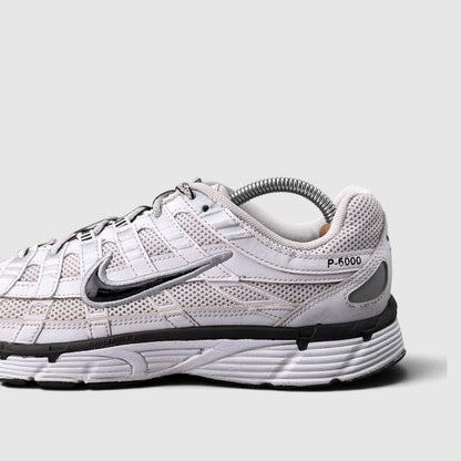 Nike P-6000 White Metallic Silver Black, buty sportowe męskie w bardzo dobrym stanie rozmiar 43, boczny profil, lewa strona