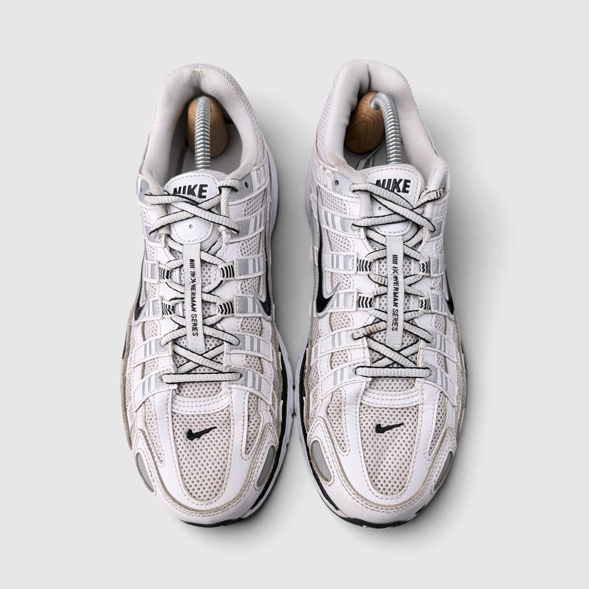 Nike P-6000 White Metallic Silver Black, buty sportowe męskie w bardzo dobrym stanie rozmiar 43, widok z góry