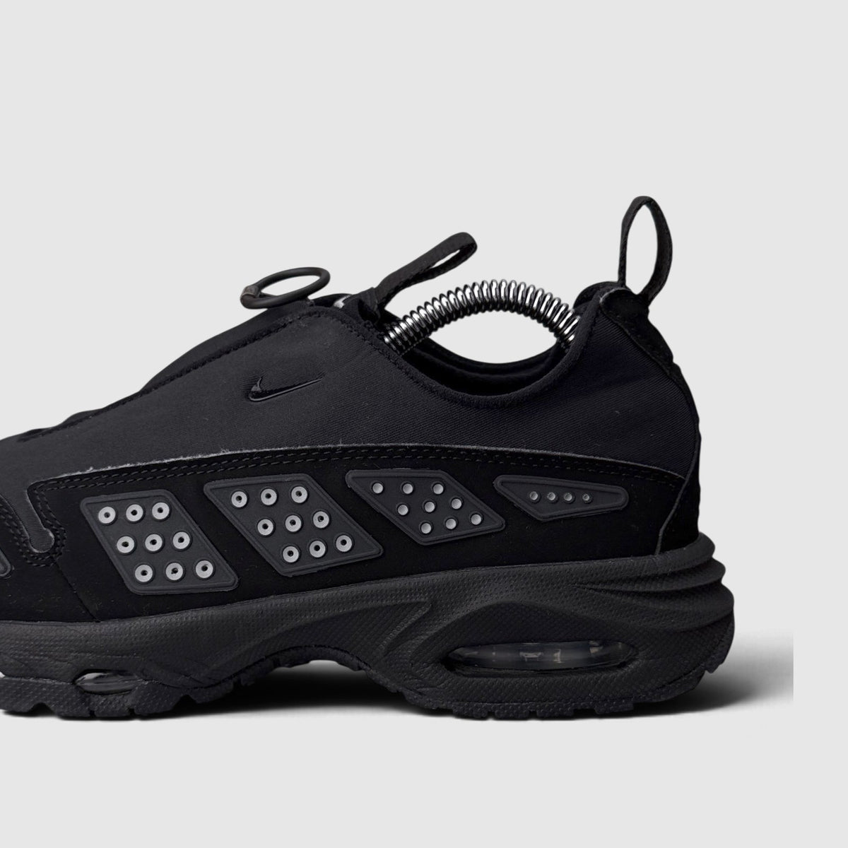 Nike Air Max SNDR Black Metallic, buty sportowe damskie w bardzo dobrym stanie rozmiar 37.5, boczny profil, lewa strona