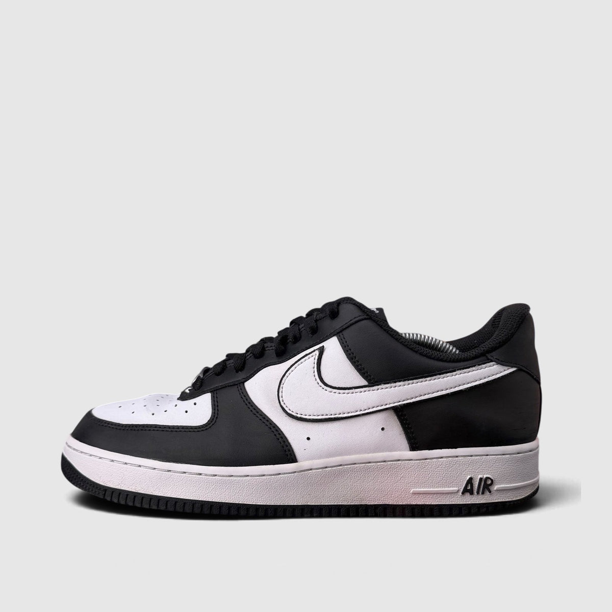 Nike Air Force 1 ’07 Panda, buty sportowe męskie w bardzo dobrym stanie rozmiar 45, boczny profil, lewa strona