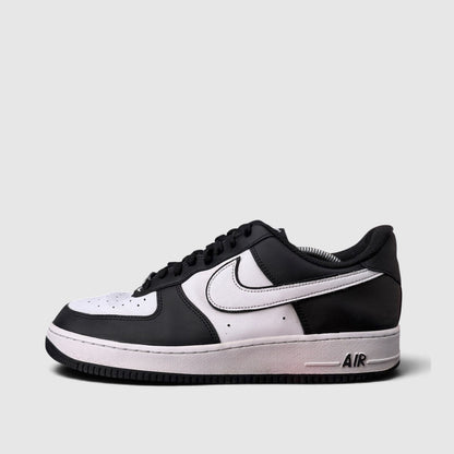 Nike Air Force 1 ’07 Panda, buty sportowe męskie w bardzo dobrym stanie rozmiar 45, boczny profil, lewa strona