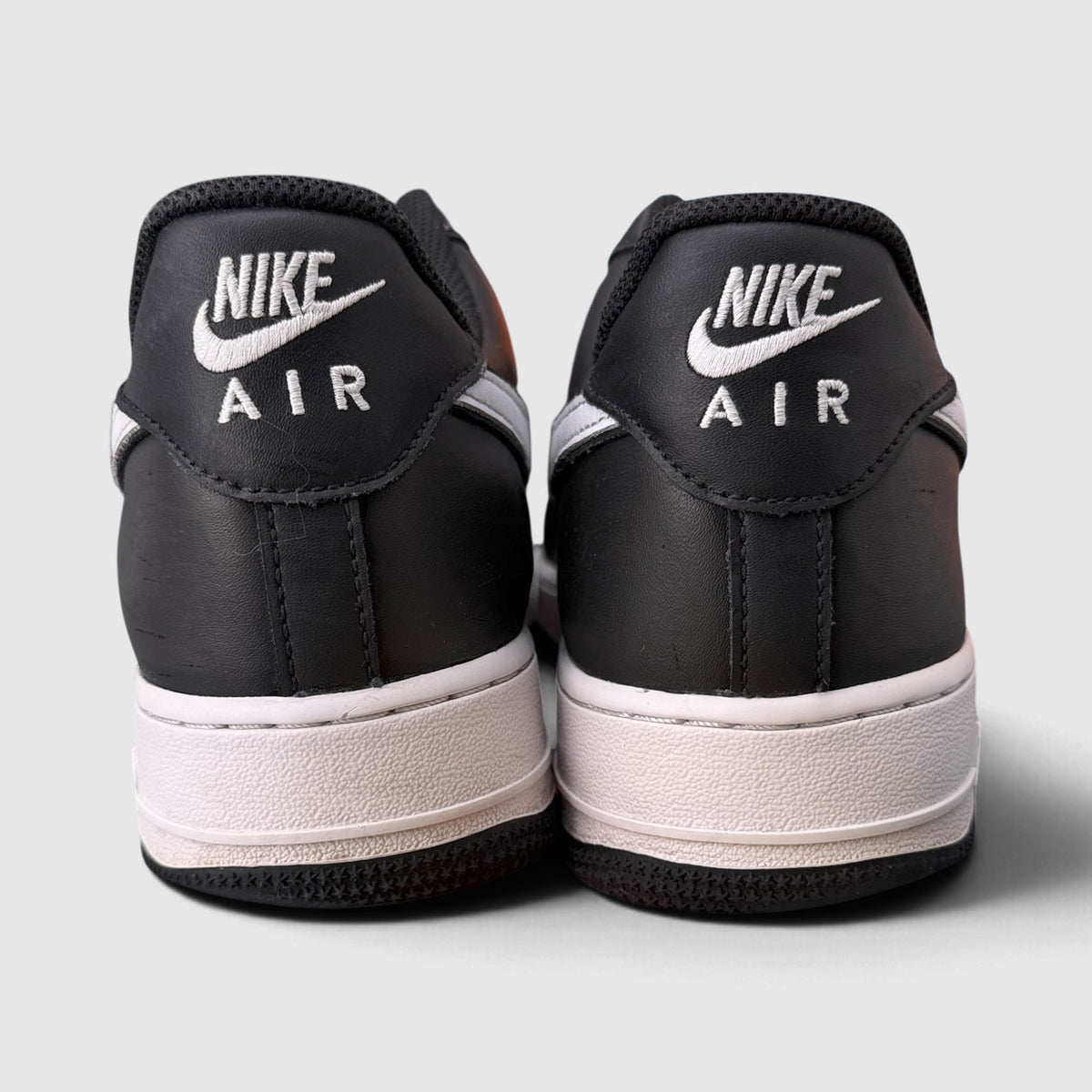 Nike Air Force 1 ’07 Panda, buty sportowe męskie w bardzo dobrym stanie rozmiar 45, widok z tyłu