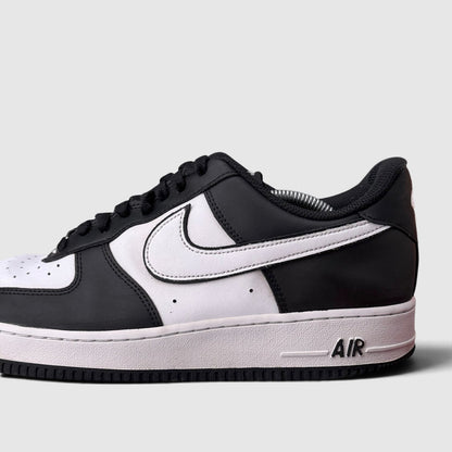 Nike Air Force 1 ’07 Panda, buty sportowe męskie w bardzo dobrym stanie rozmiar 45, boczny profil, lewa strona