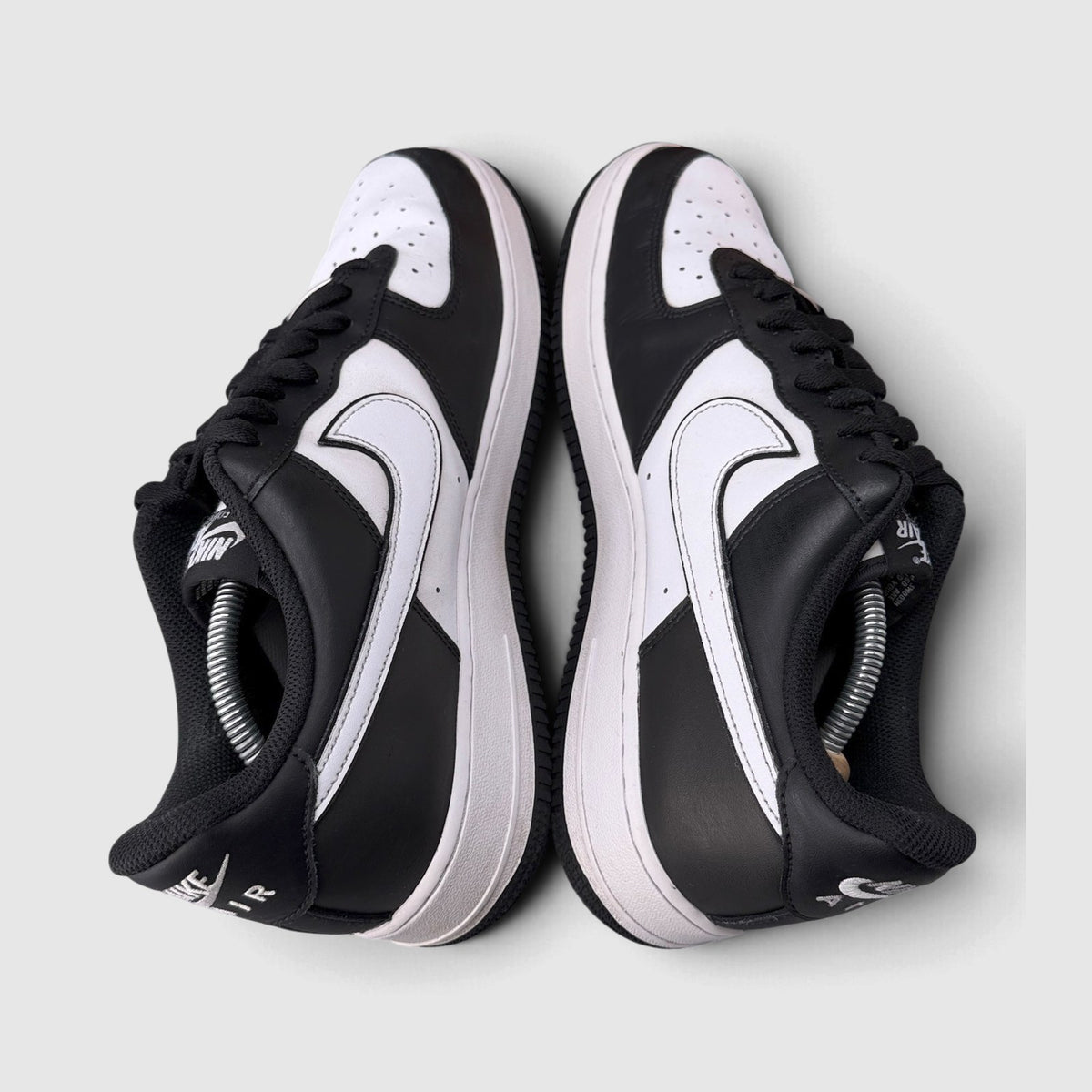Nike Air Force 1 ’07 Panda, buty sportowe męskie w bardzo dobrym stanie rozmiar 45, widok z góry