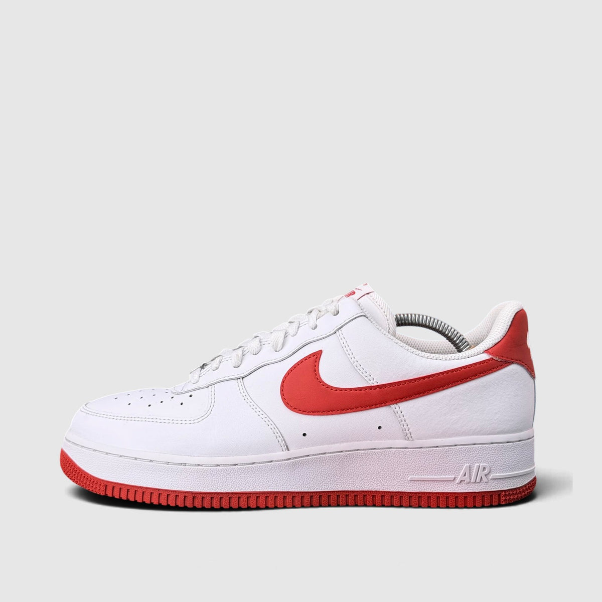 Nike Air Force 1 '07 Low Dragon Red, buty sportowe męskie w bardzo dobrym stanie rozmiar 44.5, boczny profil, lewa strona