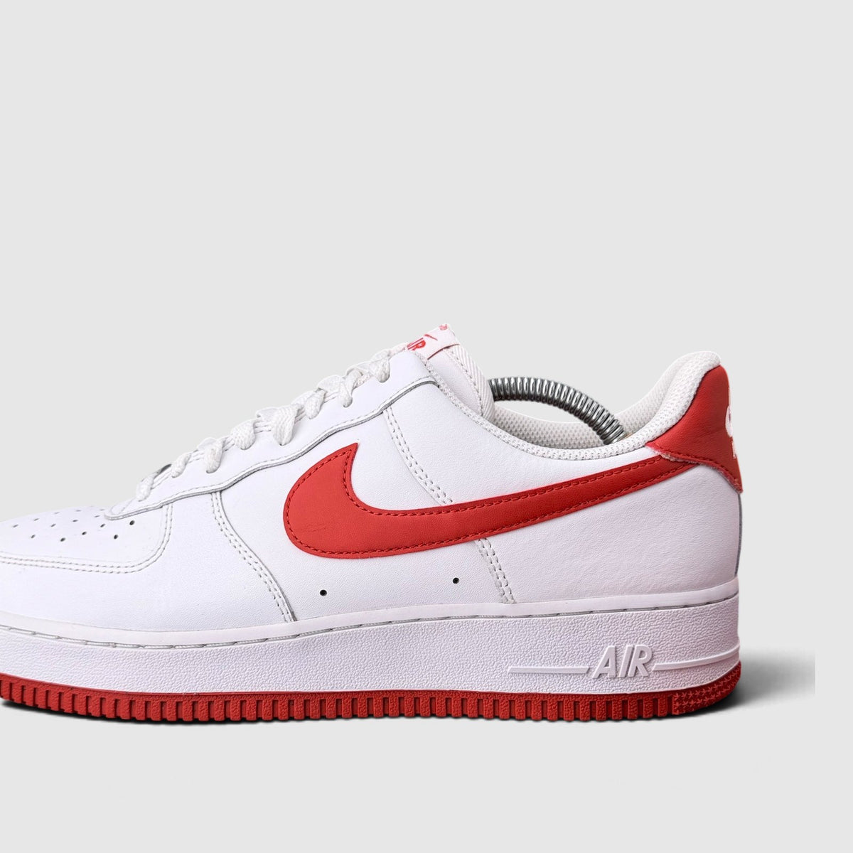 Nike Air Force 1 '07 Low Dragon Red, buty sportowe męskie w bardzo dobrym stanie rozmiar 44.5, boczny profil, lewa strona