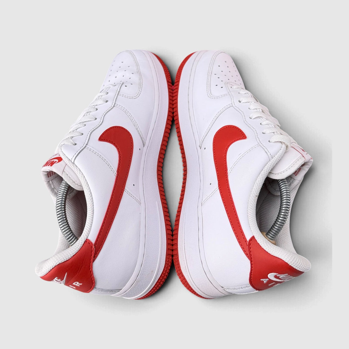 Nike Air Force 1 '07 Low Dragon Red, buty sportowe męskie w bardzo dobrym stanie rozmiar 44.5, widok z góry