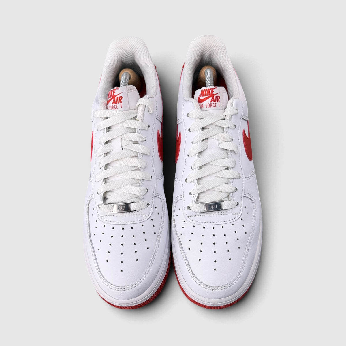 Nike Air Force 1 '07 Low Dragon Red, buty sportowe męskie w bardzo dobrym stanie rozmiar 44.5, widok z przodu