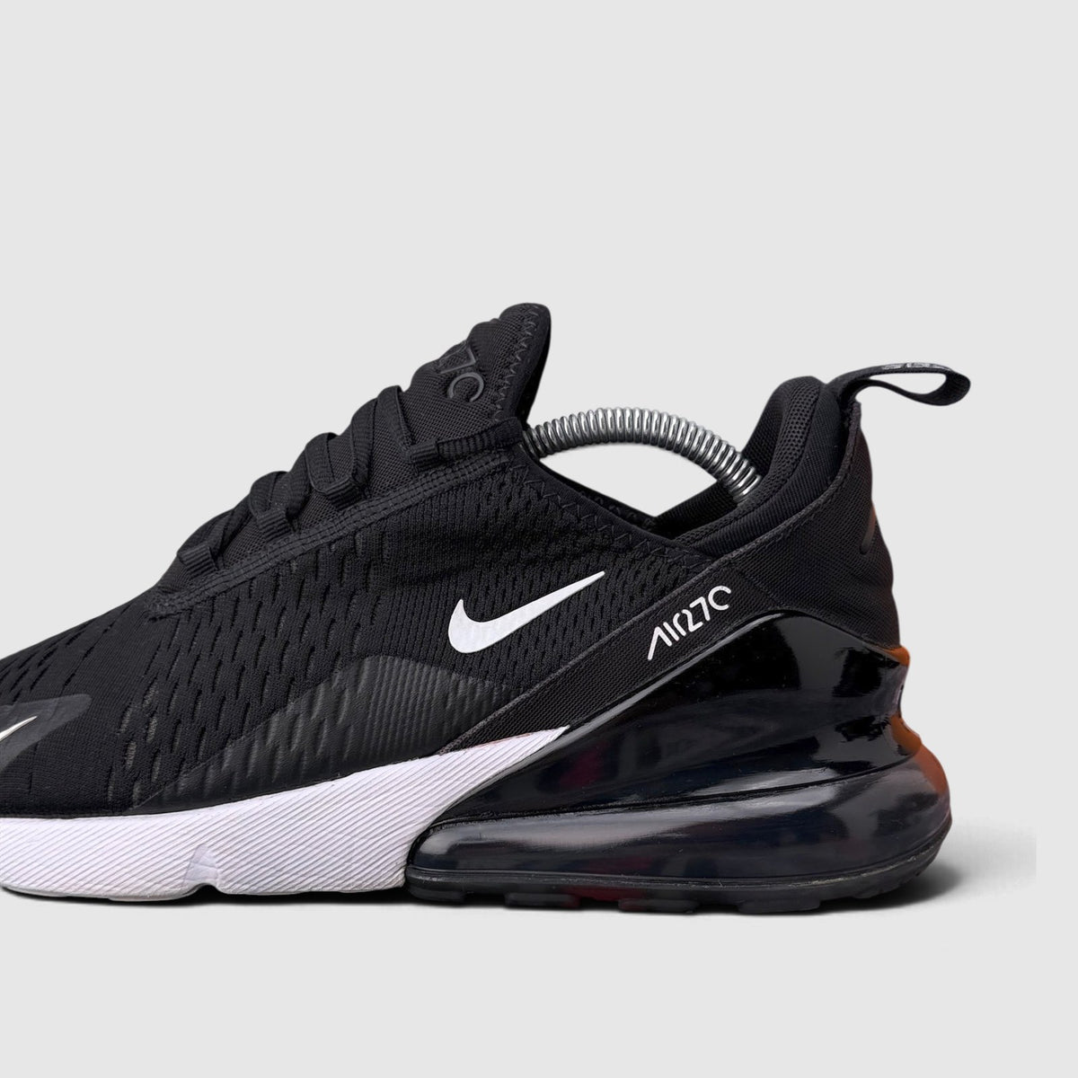 Nike Air Max 270 Black/White, buty sportowe męskie w bardzo dobrym stanie rozmiar 43, boczny profil, lewa strona