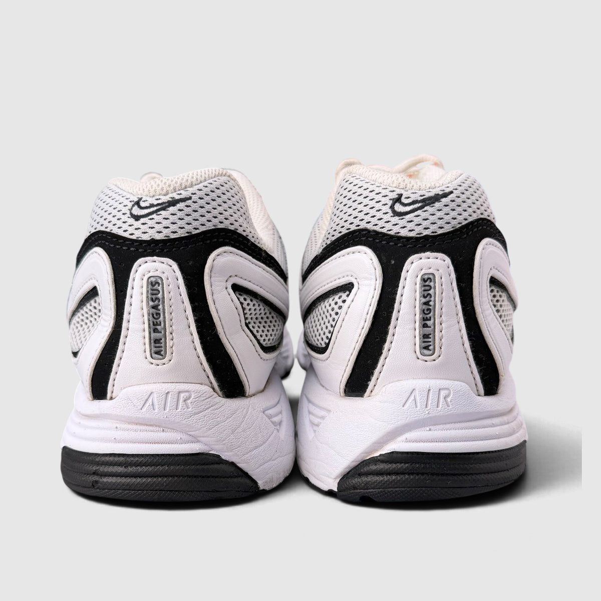 Nike Air Pegasus 2005 Metallic Silver, buty sportowe męskie w bardzo dobrym stanie rozmiar 45.5, widok z tyłu