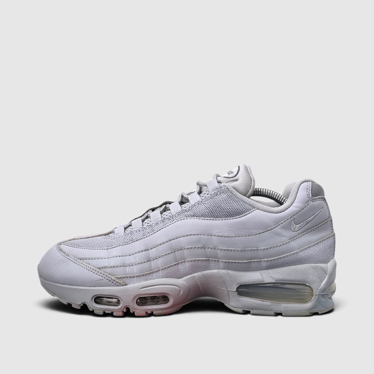 Nike Air Max 95 Wolf Grey, buty sportowe męskie w bardzo dobrym stanie rozmiar 44, boczny profil, lewa strona