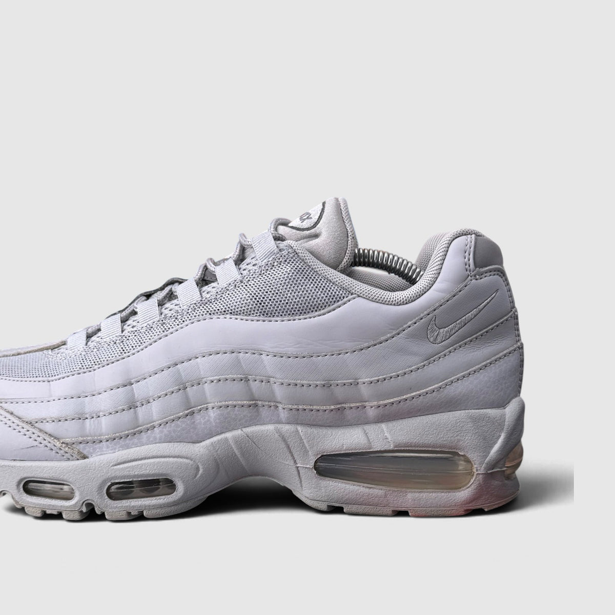 Nike Air Max 95 Wolf Grey, buty sportowe męskie w bardzo dobrym stanie rozmiar 44, boczny profil, lewa strona