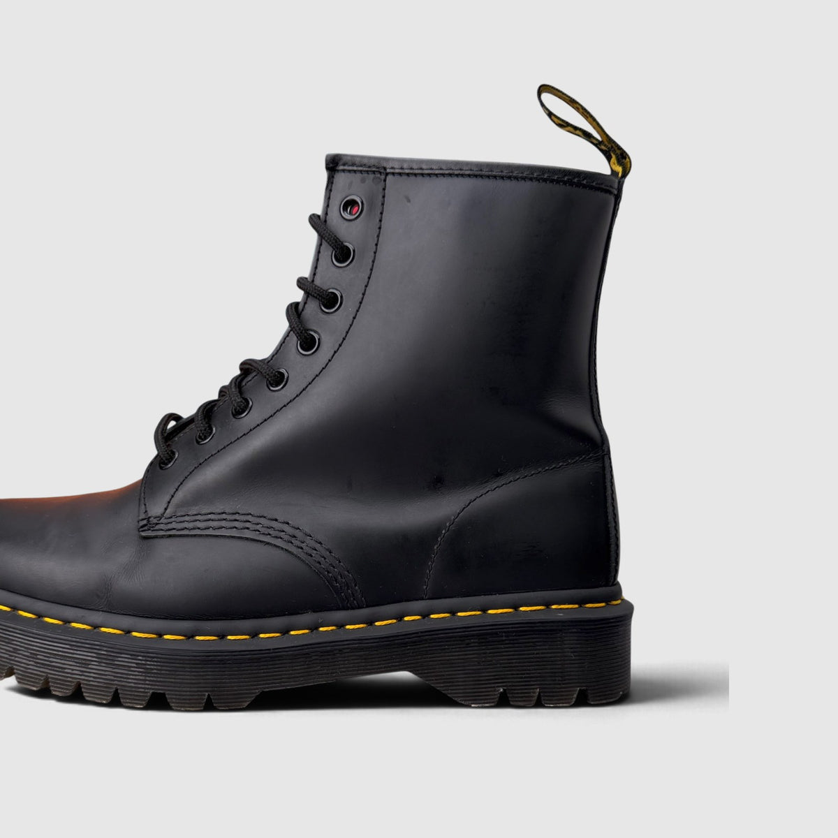 Dr. Martens Lace Up Leather Boots, botki męskie w bardzo dobrym stanie rozmiar 45, boczny profil, lewa strona