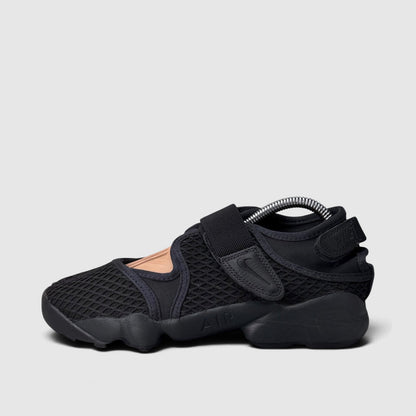 Nike Air Rift Lace Off Noir, sandały damskie w bardzo dobrym stanie rozmiar 39, boczny profil, lewa strona
