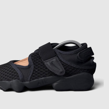 Nike Air Rift Lace Off Noir, sandały damskie w bardzo dobrym stanie rozmiar 39, boczny profil, lewa strona