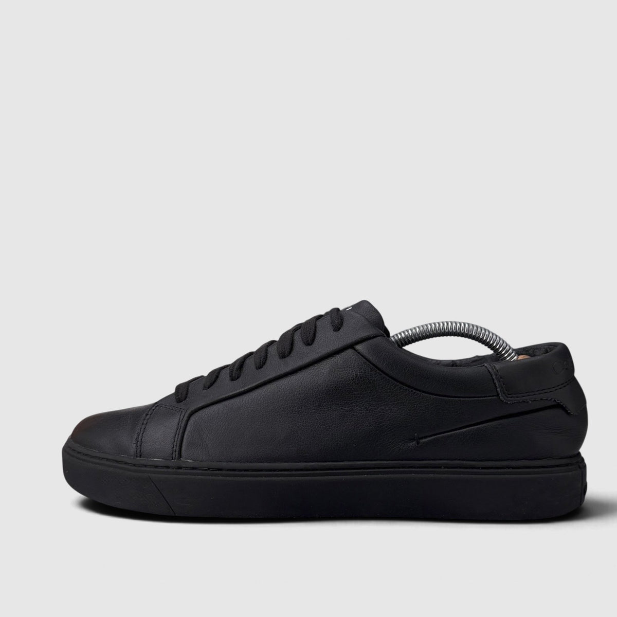 Calvin Klein Leather Sneakers, buty sportowe męskie w bardzo dobrym stanie rozmiar 44, boczny profil, lewa strona
