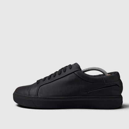 Calvin Klein Leather Sneakers, buty sportowe męskie w bardzo dobrym stanie rozmiar 44, boczny profil, lewa strona