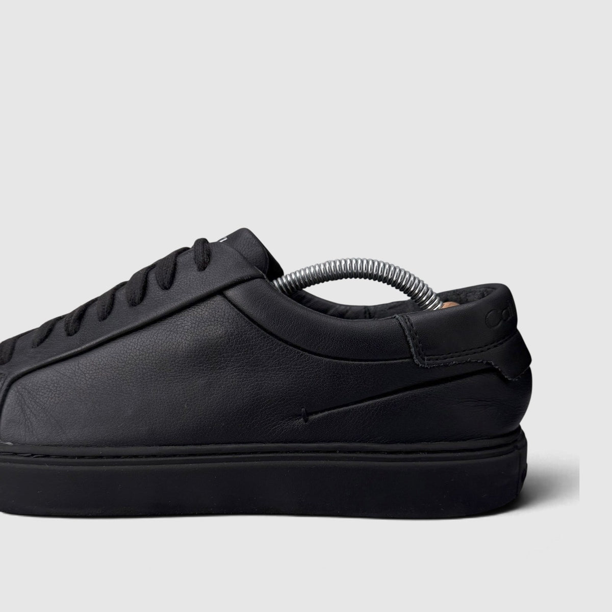 Calvin Klein Leather Sneakers, buty sportowe męskie w bardzo dobrym stanie rozmiar 44, boczny profil, lewa strona