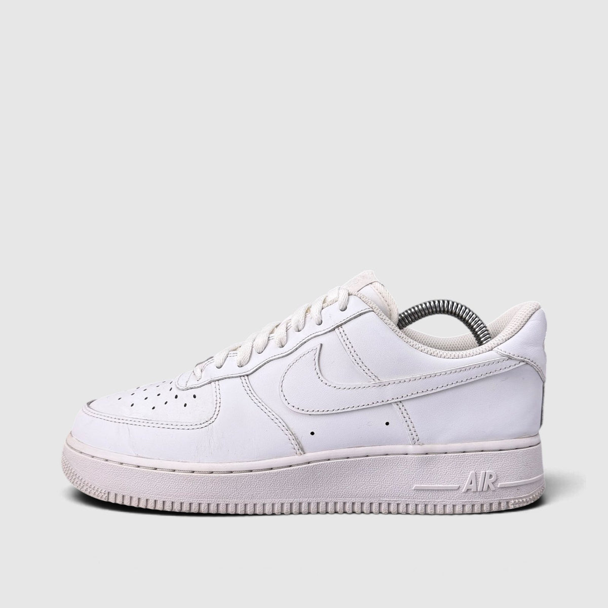 Nike Air Force 1 Low Triple White, buty sportowe męskie w bardzo dobrym stanie rozmiar 42.5, boczny profil, lewa strona